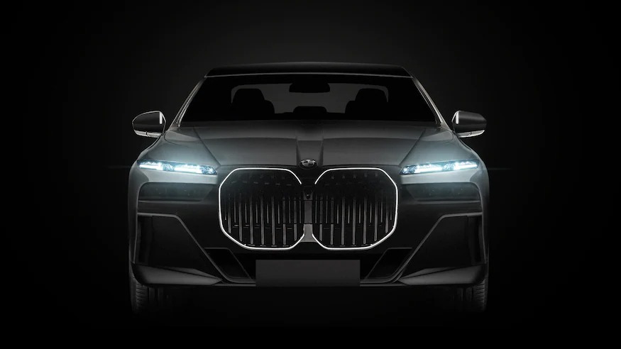 BMW’s teases i7 – New luxury electric car with a giant grille and large screen